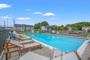 Lighthouse View - Water views & shared pool!