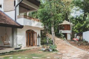 Rama Shala - Home of the flying Yogis