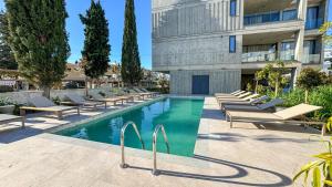 Malberry Park 202 - Modern 2bedroom Apt with Shared Heated Pool, Sauna, Gym, Jacuzzi