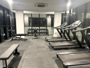 Comfortable 2BR 5 Queen Beds, Netflix & Free Parking