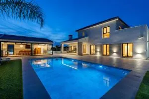 Palm Breeze Villa by Fidalsa - 卡特拉尔