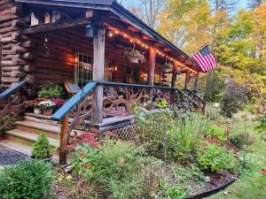 Deer Valley Retreat, Lovely Log Cabin with Fireplace & Garden Views- Perfect for a Relaxing Getaway! - Washington