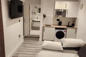 Cozy Studio Retreat Sleeps 2 with free parking - 阿什福德