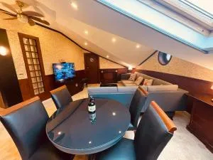 Retro, two bedroom and livingroom on Main Street - Çekme