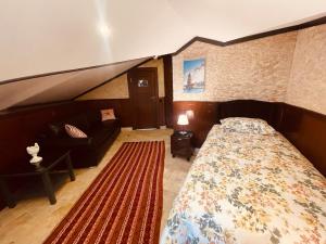 Retro, two bedroom and livingroom on Main Street