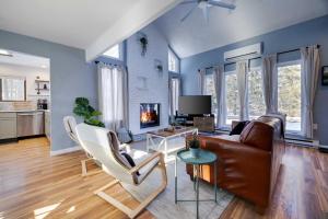 Charming Lakeside Retreat for 10