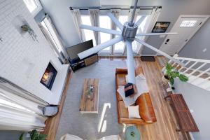 Charming Lakeside Retreat for 10