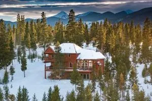 Stunning Mountain Retreat with View and Private Hot Tub - Tabernash