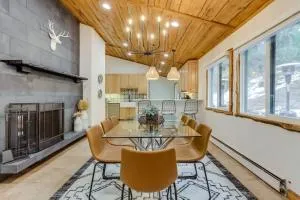 Mountain Mansion with Hot Tub and Sauna - 埃弗格林