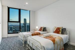 Sky Home in Surfers Paradise with Panoramic Views