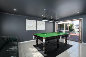 North Quay Waterfront Family Holiday Home Pool