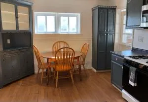 Private house with 3 bedrooms and 1 bathroom and free parking convenient to NYC Manhattan bus and train - Princes Bay