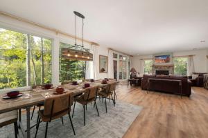 Luxe Home Minutes To Skiing Hot Tub