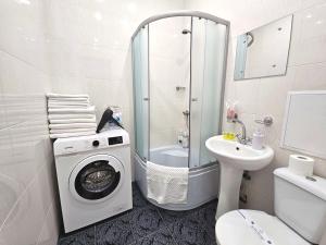 У центрі 2 кімнатна квартира біля ЦУМу з власною закритою парковкою. Мережа Alex Apartments