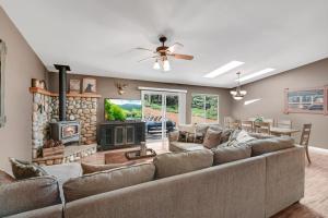 Great Cabin with AC Firepit Fireplace
