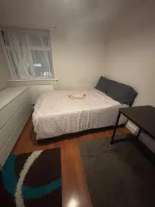 Stylish 1-Bed Apartment- Sleeps 3 w Central Links - 布希