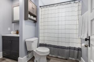 Completely Remodeled Walking Distance to Downtown Close to the Beach Downstairs Washer Dryer