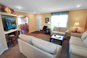 My Island Escape - North Main & private dock!