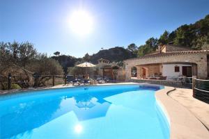 Rustic house recently renovated villa with views to the Pollensa mountains by Renthousing