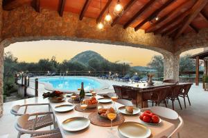 Rustic house recently renovated villa with views to the Pollensa mountains by Renthousing