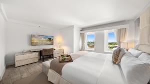 Luxurious Private Condo at 1 Hotel & Homes - 1545