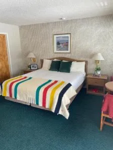 Whispering Pines - 六月湖