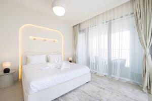 Luxury Stay Burj Views and Direct Dubai Mall Access