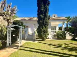Casa Lilo, en jardin grande, con una gran piscina y barbacoa
