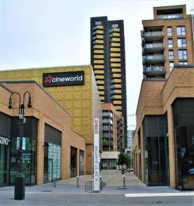 Room with private bathroom, Near Heathrow Airport, Tube Station, Shops, Cinema - 豪士罗