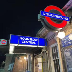 Room with private bathroom, Near Heathrow Airport, Tube Station, Shops, Cinema in shared flat