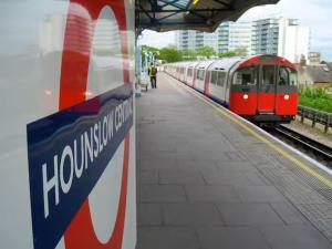 Room with private bathroom, Near Heathrow Airport, Tube Station, Shops, Cinema in shared flat