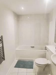 Room with private bathroom, Near Heathrow Airport, Tube Station, Shops, Cinema in shared flat