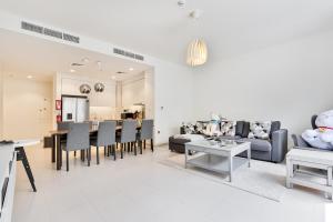 Bright and Airy 2BR, Family-Friendly with Pool and Gym