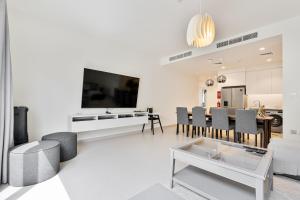 Bright and Airy 2BR, Family-Friendly with Pool and Gym