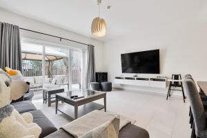 Bright and Airy 2BR, Family-Friendly with Pool and Gym