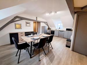 L'Attique, confort, aéré, centre-ville, Netflix - 3-star hotels in Laval