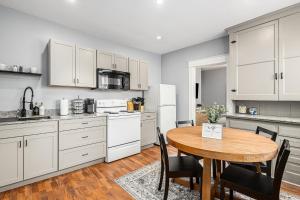 Remodeled Mins to Beach & Downtown Downstairs