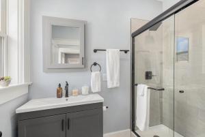 Remodeled Washer Dryer Mins to Beach & Downtown