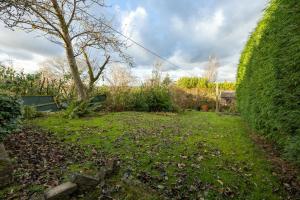 Cosy mid century Stockport with views, dog walks, woodburner