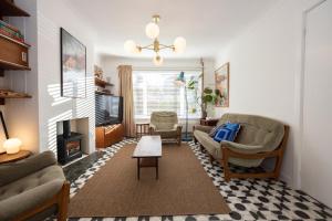 Cosy mid century Stockport with views, dog walks, woodburner