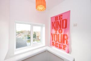 Cosy mid century Stockport with views, dog walks, woodburner