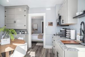 Studio Updated 1 Block to Downtown & Mins to Beach