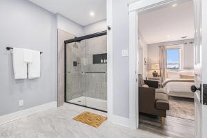 Studio Updated 1 Block to Downtown & Mins to Beach