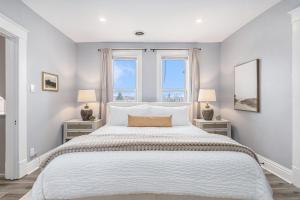 Studio Updated 1 Block to Downtown & Mins to Beach