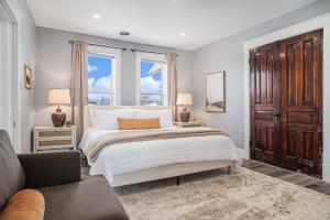 Studio Updated 1 Block to Downtown & Mins to Beach