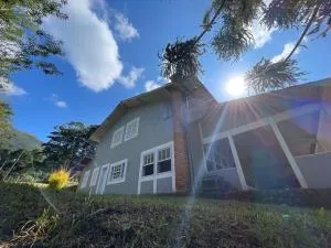 Casa com Waterfall, trails, swimming pool no Caledônia - Afonso