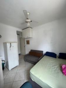 Kitnet com ar condicionado na quadra da praia e wifi