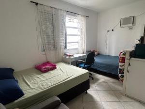 Kitnet com ar condicionado na quadra da praia e wifi