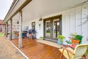 Large Yard and Pond Fayetteville Rural Retreat - Round Top