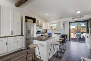 Wild Rose Family Retreat with BBQ & Fire Pit